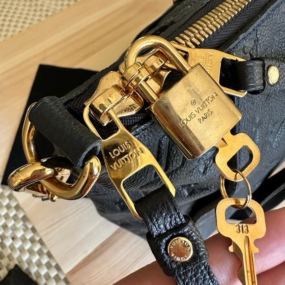 ♦️SOLD♦️ Louis Vuitton Monogram Empreinte Bag - Picture 3 of 16